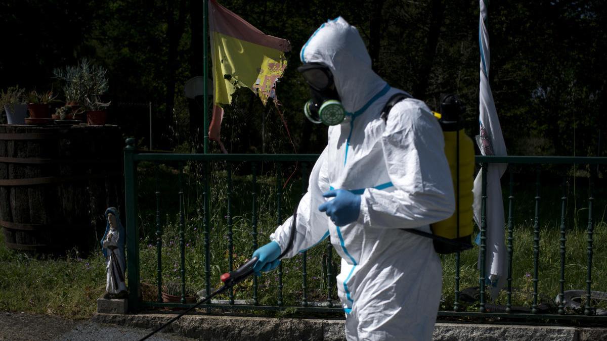 Labores de desinfección en un centro de mayores en Amoeiro (Ourense). // Brais Lorenzo