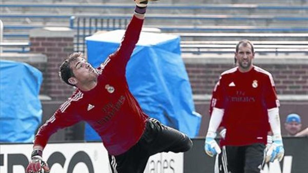 Casillas vuela ante Diego López para detener un balón en un entrenamiento del Madrid, la semana pasada en EEUU.