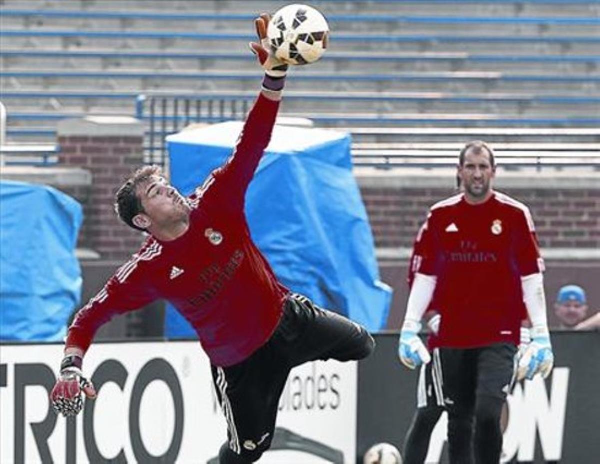 Casillas vola davant Diego López per aturar una pilota en un entrenament del Madrid, la setmana passada als EUA..