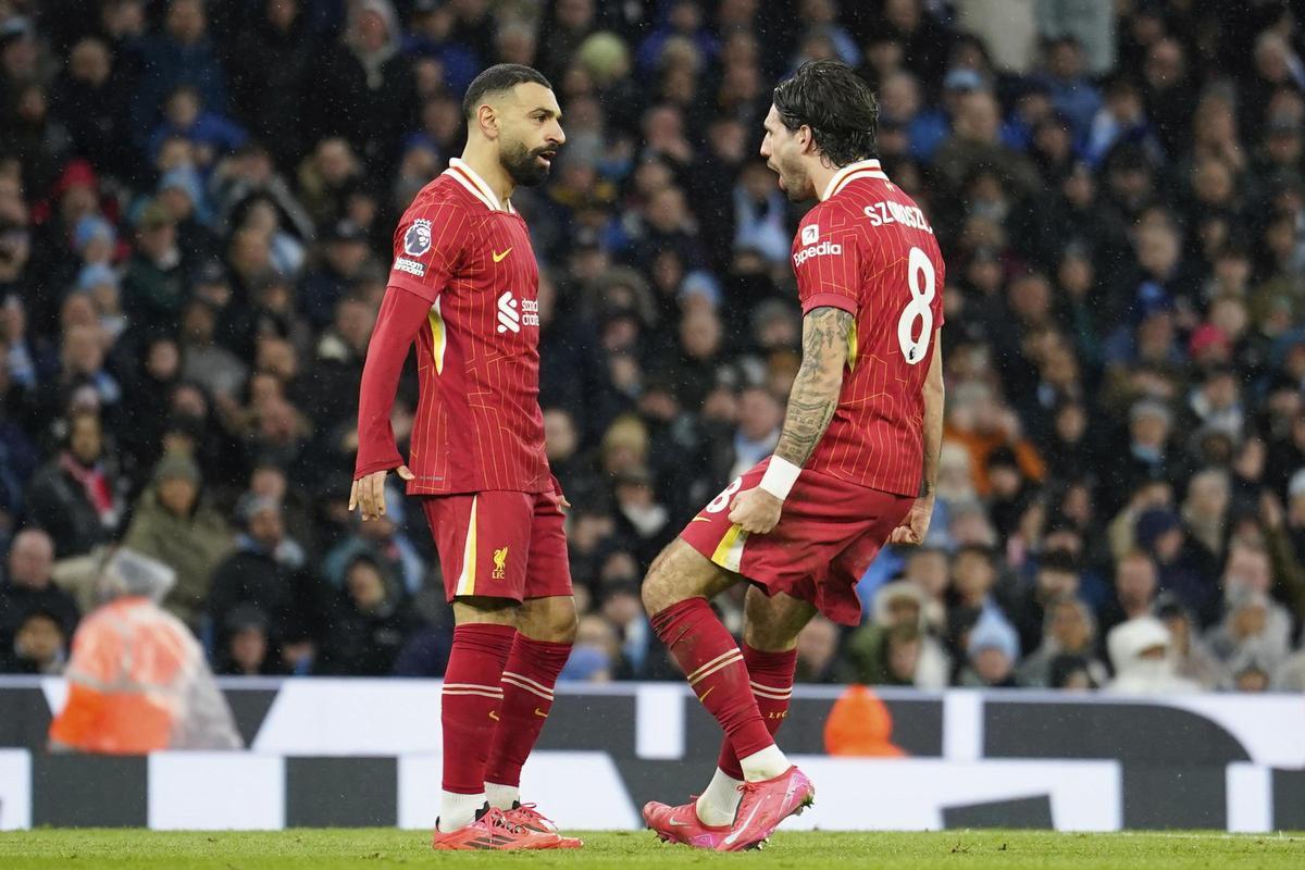 Szoboszlai se abraza con Salah en el 0-2 al City