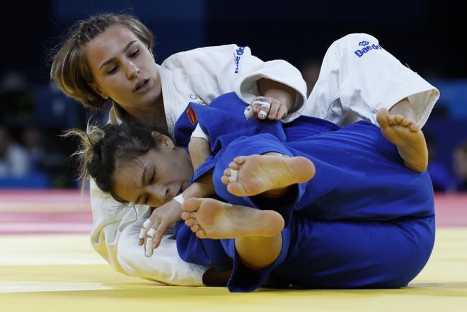 La judoca española Laura Martines Abelenda (blanco) se enfrenta a la chilena Mary Dee Vargas en su combate en la categoría femenina de -48 kilos de los Juegos Olímpicos de París 2024 disputado este sábado en París. 