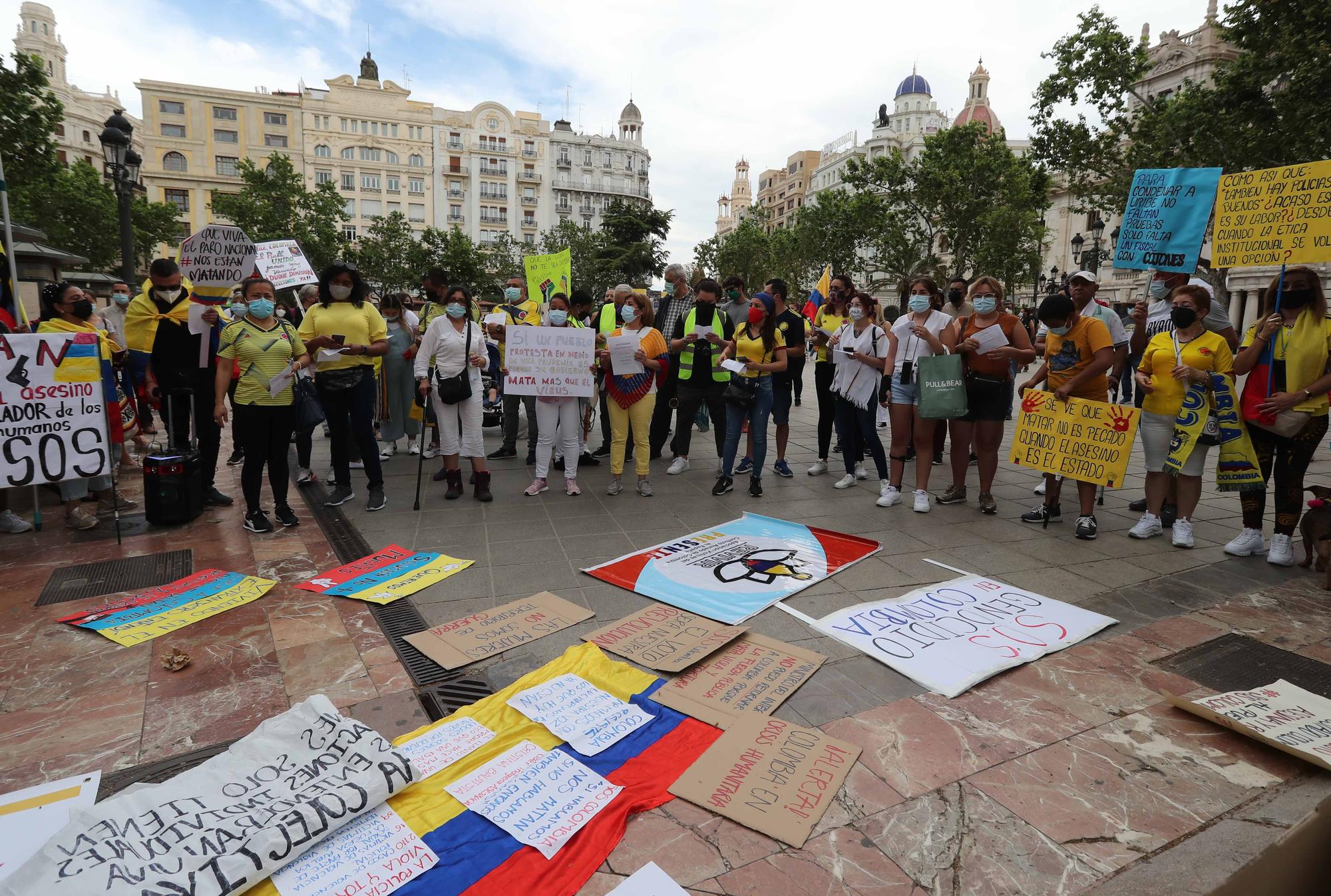 Diversos colectivos denuncian en València la "represión" de Colombia a las concentraciones por la paz