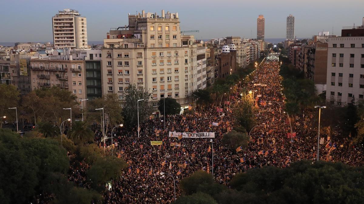 Vista general de la calle Marina con multitud de manifestantes.