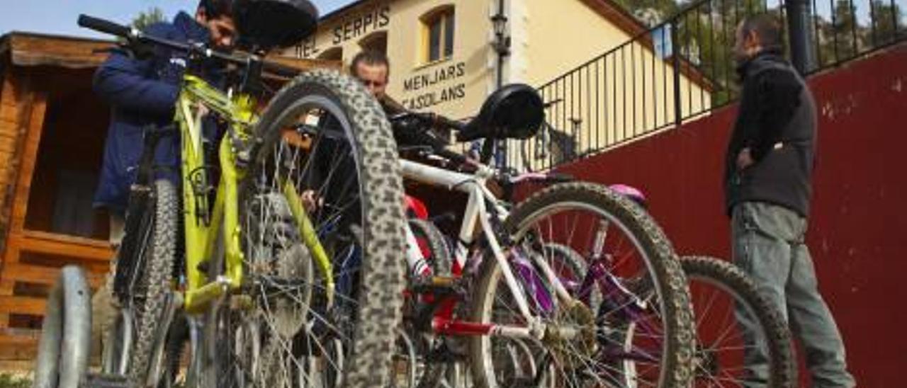 El turismo rural ofrece numerosas actividades al aire libre, entre ellas rutas BTT.