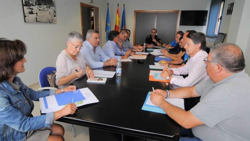 Asistentes a la reunión celebrada ayer en el cuartel del Rubín para dar cumplimiento a las órdenes del alcalde de Oviedo sobre la seguridad en San Mateo.