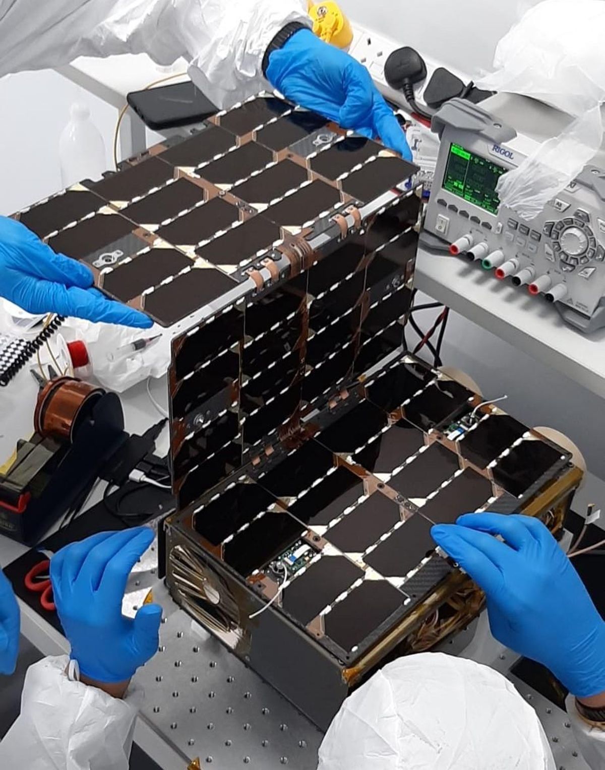 El equipo de Aistech Space trabajando en uno de sus satélites