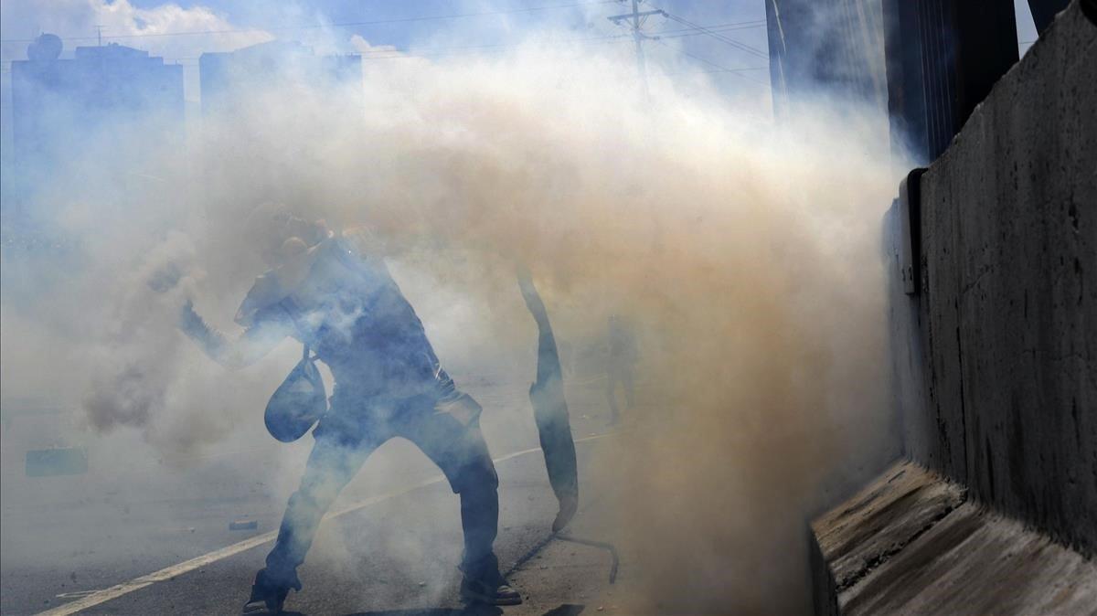 Un manifestante opositor enfrentándose a los soldados leales del presidente venezolano.