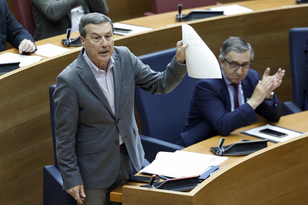 El conselle de Sanidad, Marciano Gómez, durante la sesión de control en las Corts.