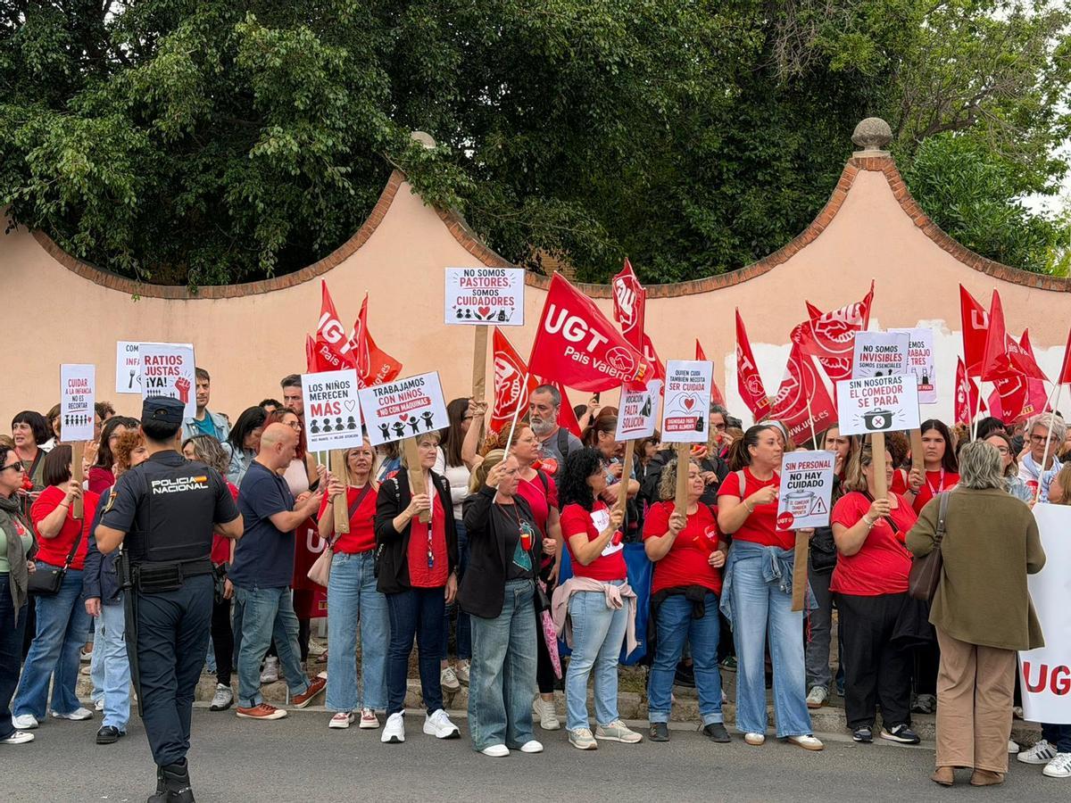 Concentración de los profesionales de comedores escolares ante la Conselleria de Educación