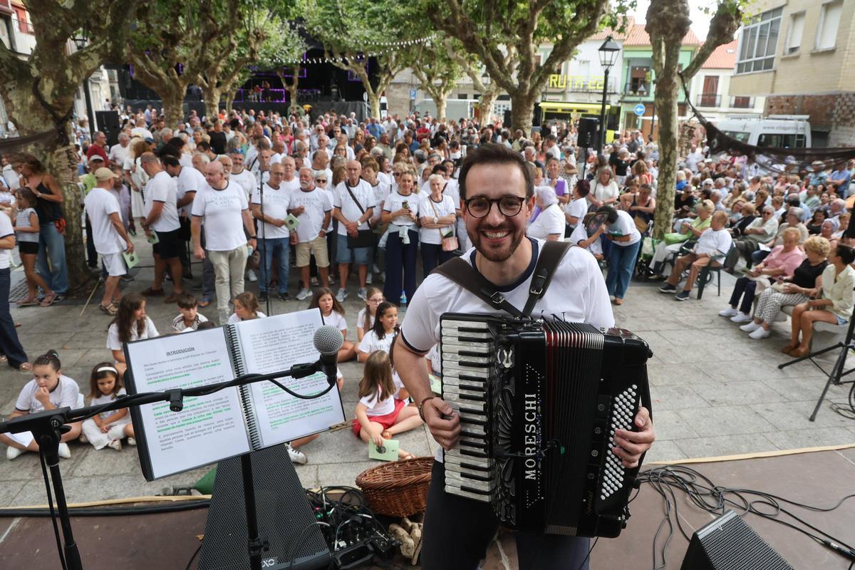 Álvaro Cardalda con su acordeón antes del concierto.
