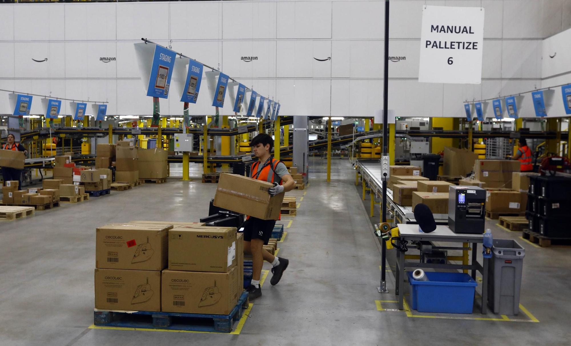 EN IMÁGENES | Así se trabaja en el gran centro de mercancías de Amazon en Zaragoza a las puertas del Black Friday