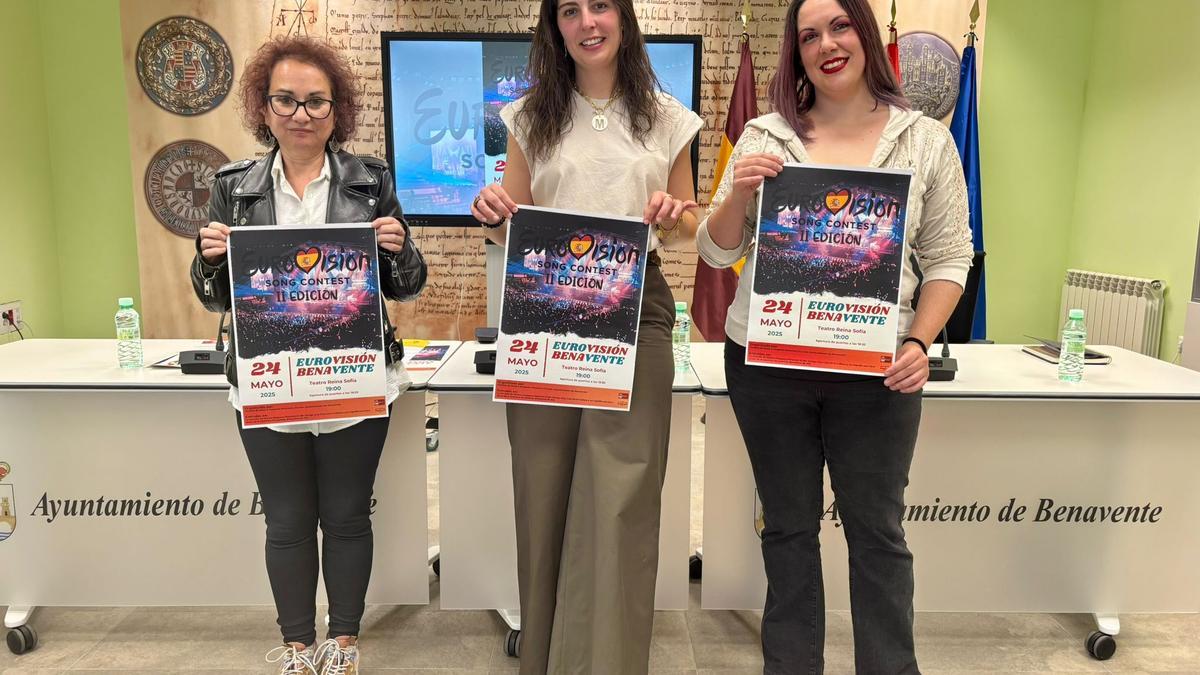 Chony Sánchez, Mercedes Benítez y Susana Barrientos mostrando el cartel de Benavisión.