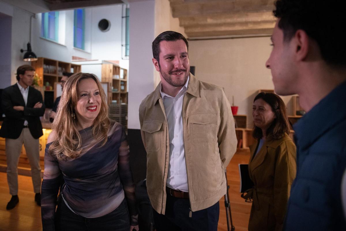 La presidenta del Cabildo de Tenerife, Rosa Dávila, y el consejero de Juventud, Serafín Mesa, a su llegada a un networking para conectar a jóvenes