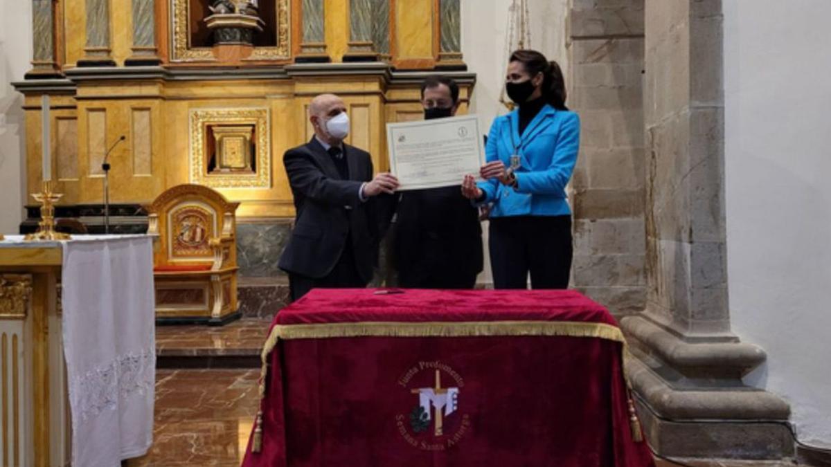 Los presidentes de las juntas de cofradías y en medio el vicario de la Diócesis de Astorga. | Cedida