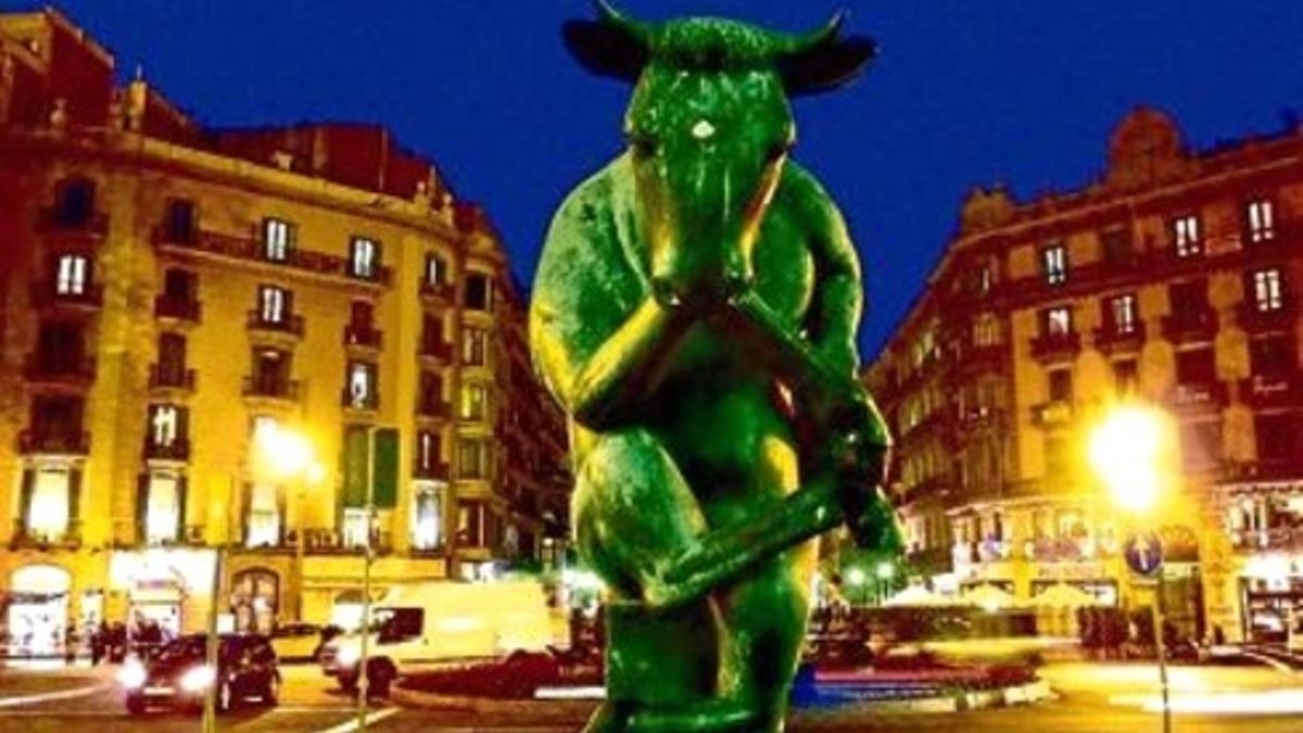 La escultura 'El toro pensante', de Josep Granyer, en el cruce de la Rambla de Catalunya y la Gran Via, ayer.