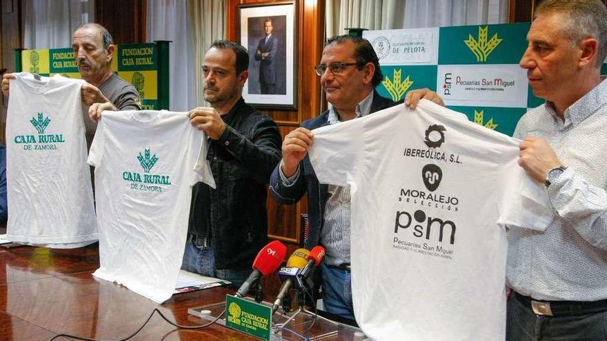 Los representantes del club posan con las camisetas junto a Narciso Prieto.