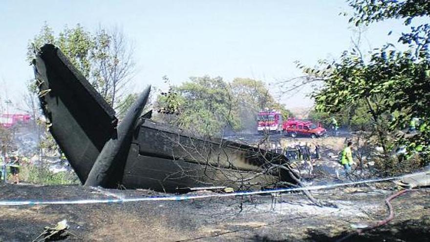 Los restos del avión de Spanair que se estrelló en Barajas, completamente carbonizados.