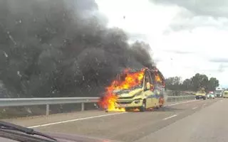 Un autobús se incendia en la N-631, en Zamora