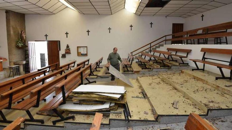 Los daños registrados en la iglesia de Nantes (Sanxenxo) donde se desplomó el falso techo. // G. Santos