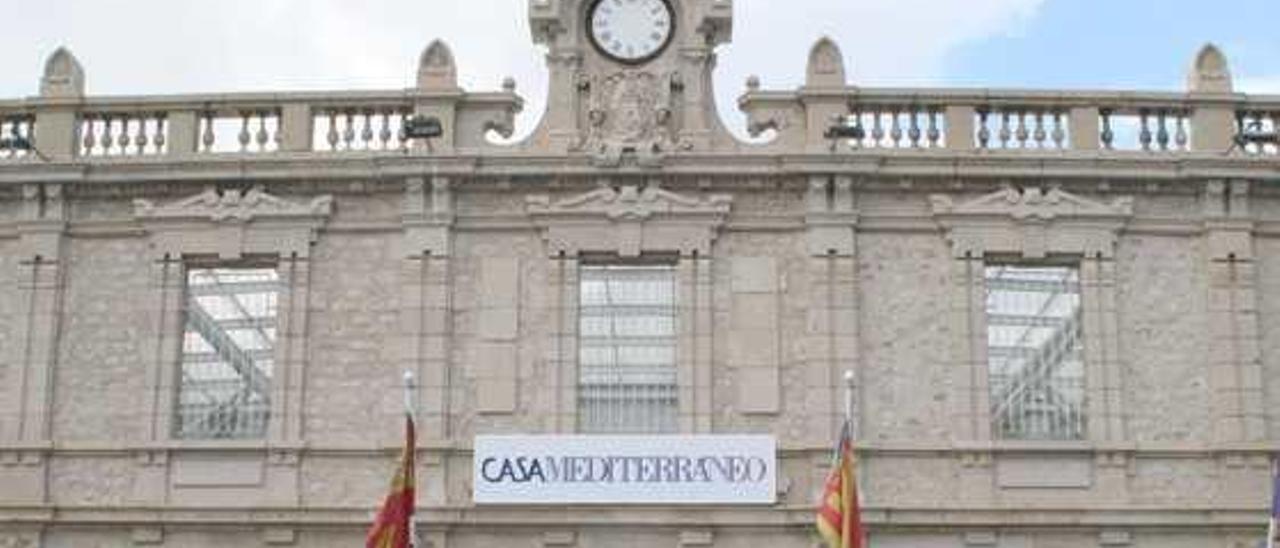 Fachada de Casa Mediterráneo con el reloj de pega que sustituye al original del siglo XIX.