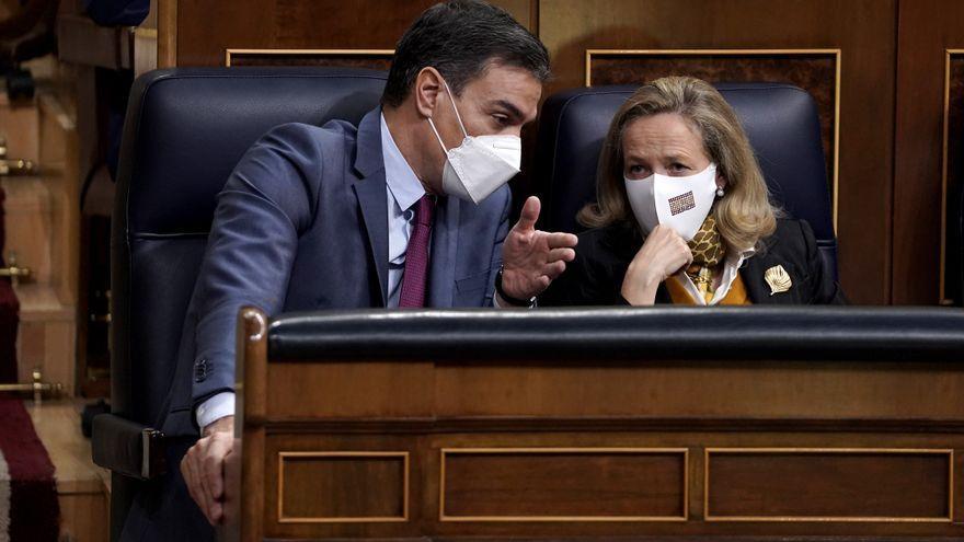 El presidente del Gobierno, Pedro Sánchez, y la vicepresidenta primera, Nadia Calviño, durante una sesión en el Congreso.