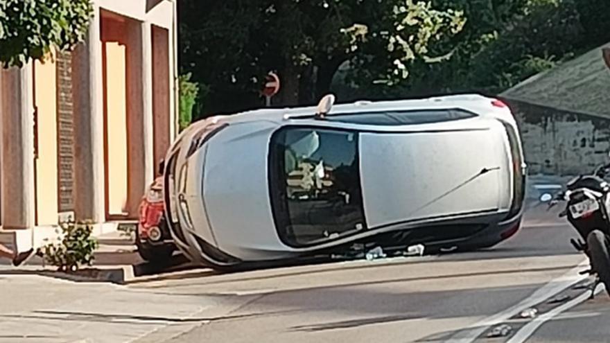 Un conductor begut bolca amb el cotxe després de xocar amb un d&#039;aparcat a Olot