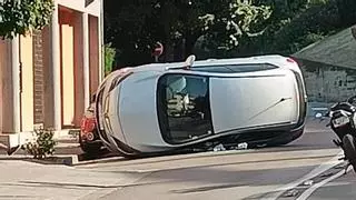 Un conductor begut bolca amb el cotxe després de xocar amb un d'aparcat a Olot