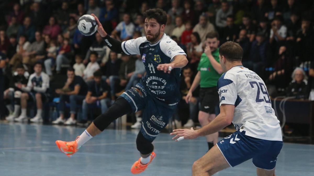 Samu Pereiro encara a Fischer en una acción del Cangas-Granollers del sábado.