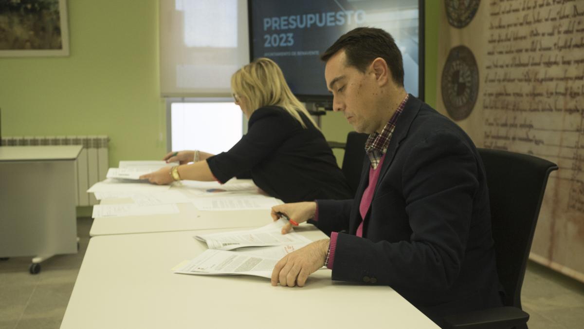 La concejala de Hacienda, Patricia Martín, y el alcalde, Luciano Huerga, el lunes, durante la presentación del presupuesto.