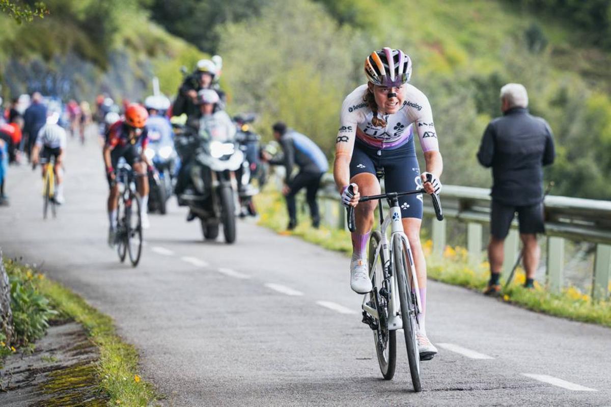 Paula Blasi, al ataque, en el Angliru.
