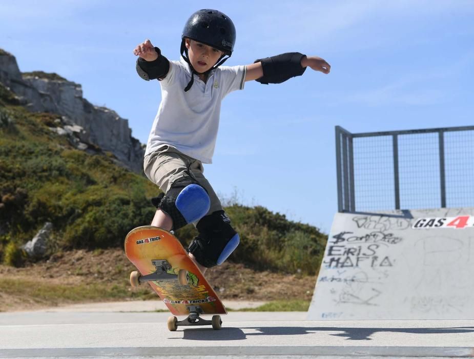 Patinar en 'skateboard', deporte que practicaba el coruñés víctima del atentado de Londres, seduce en la ciudad a dos centenares de personas, habituales en pistas como la de Os Rosales.