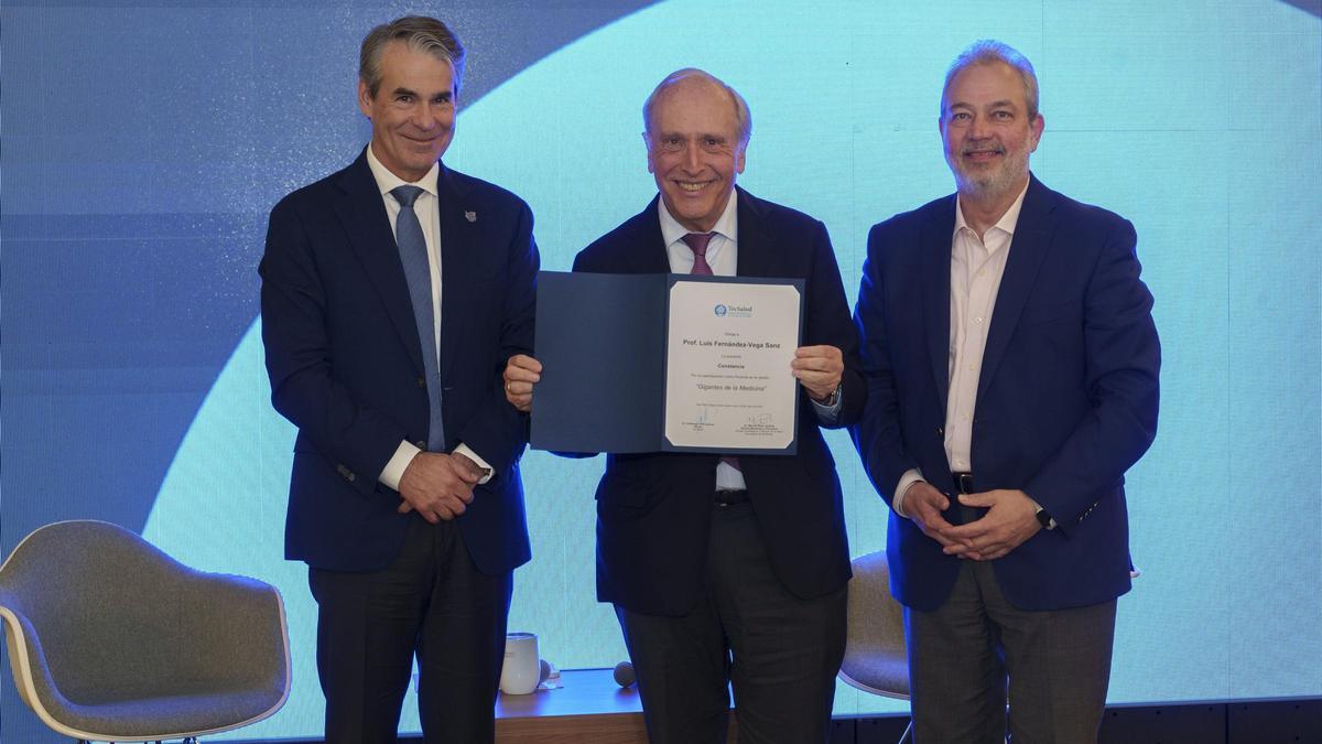 Luis Fernández Vega, entre Guillermo Torre, a la izquierda, y el decano de Monterrey y Chihuahua de la Escuela de Medicina y Ciencias de la Salud del TEC.