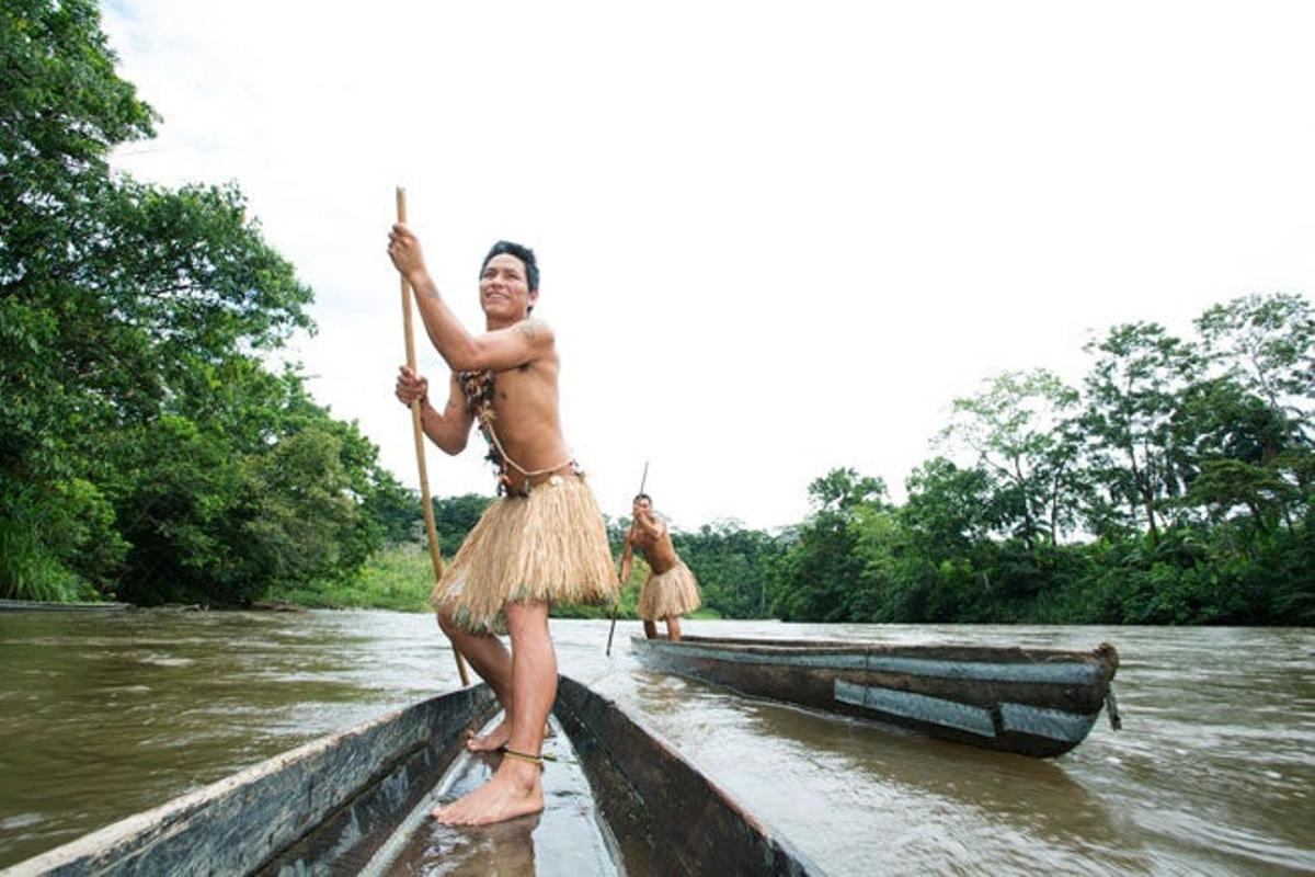Hombre vestido con ropas tradicionales en el río Amazonas a su paso por Ecuador.