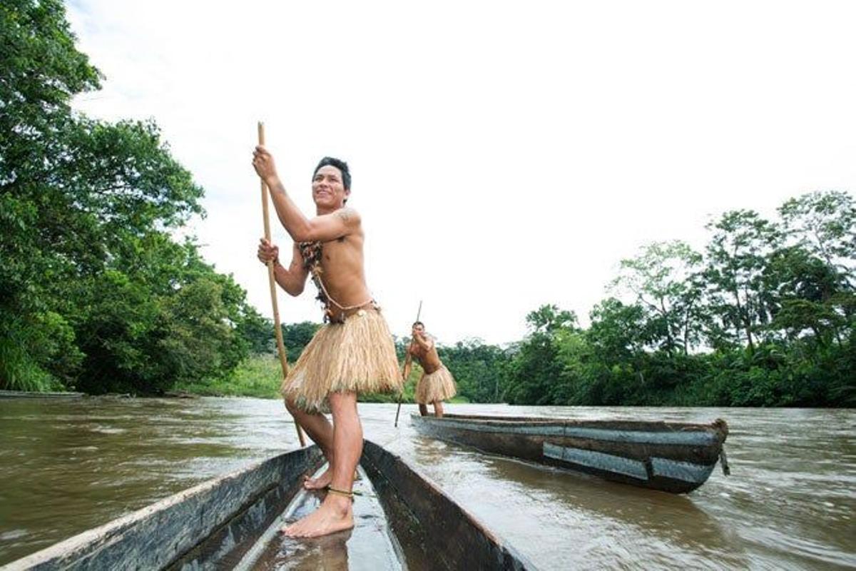 Hombre vestido con ropas tradicionales en el río Amazonas a su paso por Ecuador.