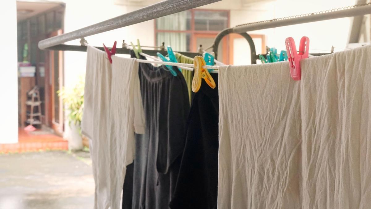 Seca la ropa mojada dentro de casa sin miedo: el deshumificador casero con un ingrediente de la cocina