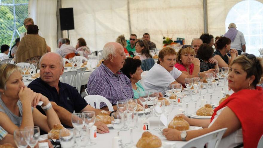 Asistentes a una de las fiestas de los Muíños de Ferreiros. | Iñaki Abella