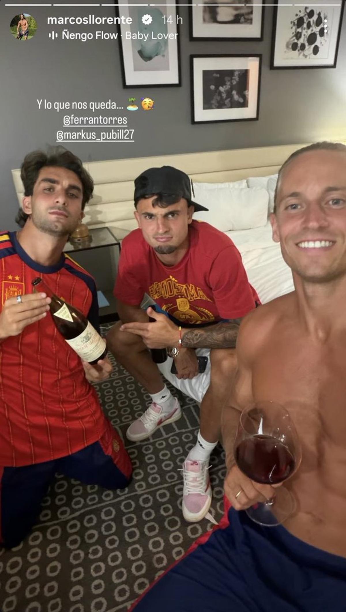 Ferrán Torres, Marc Pubill y Marcos Llorente celebrando poco después de ganar la Copa del Mundo