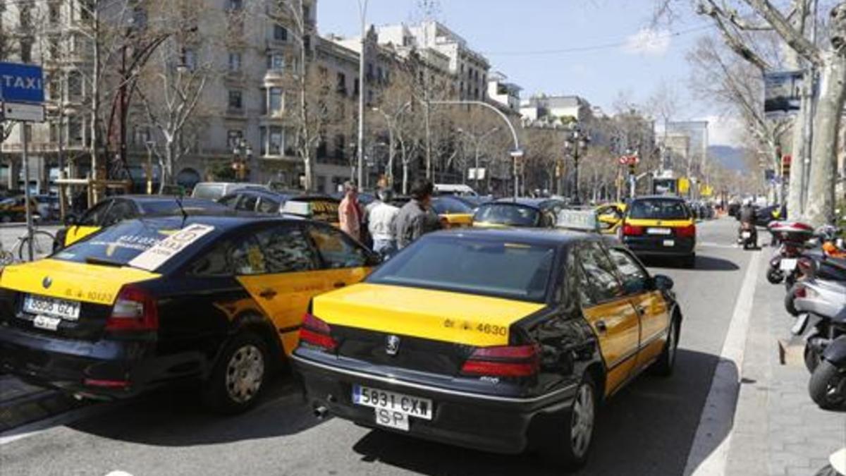 Taxis estacionados cerca de un hotel en el paseo de Gràcia.