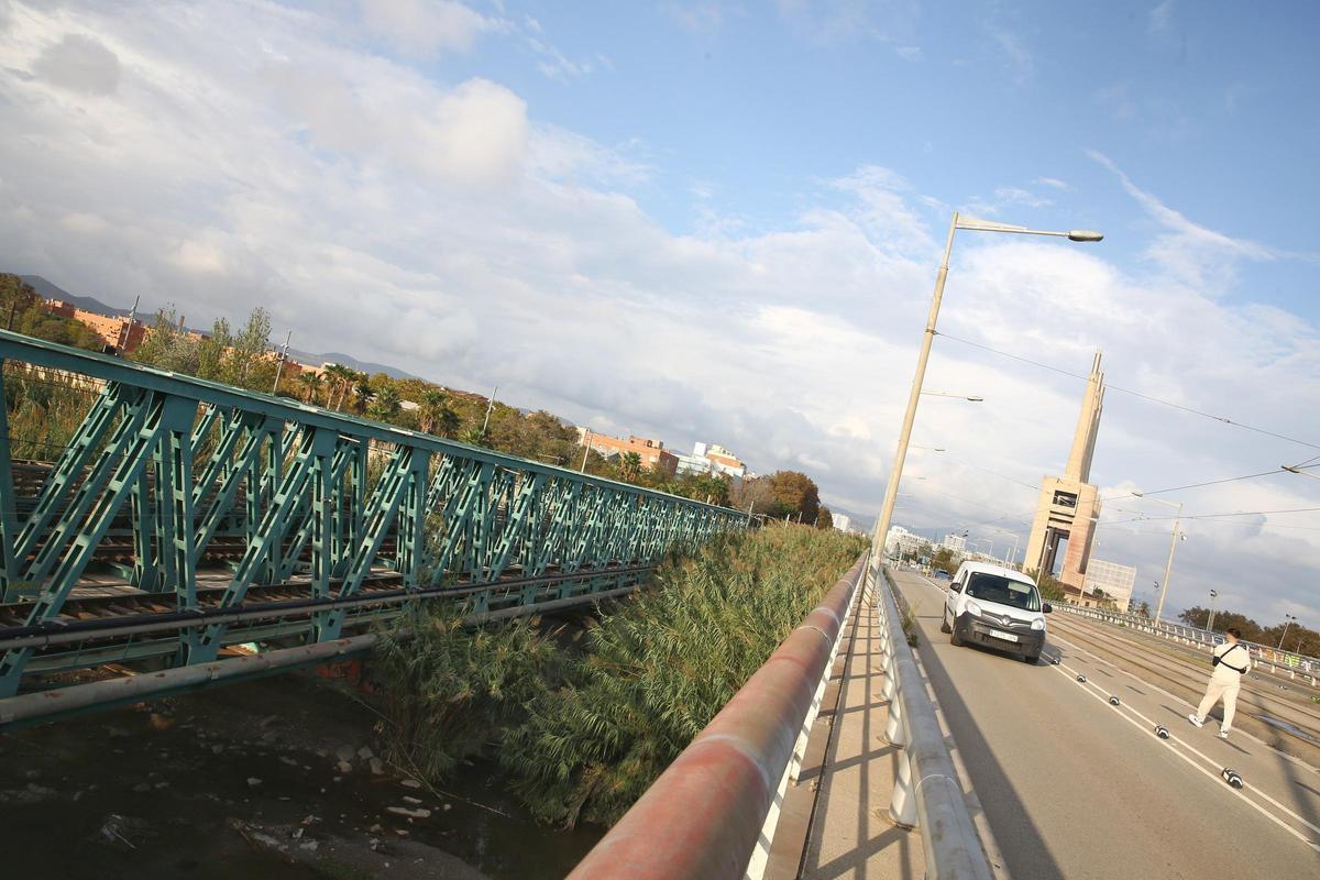 El puente colindante al viaducto del ferrocarril, con las Tres Xemeneies al fondo, en Sant Adrià.