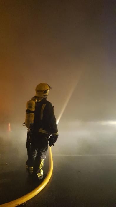 Un incendio calcina tres naves del polígono Santa Bárbara