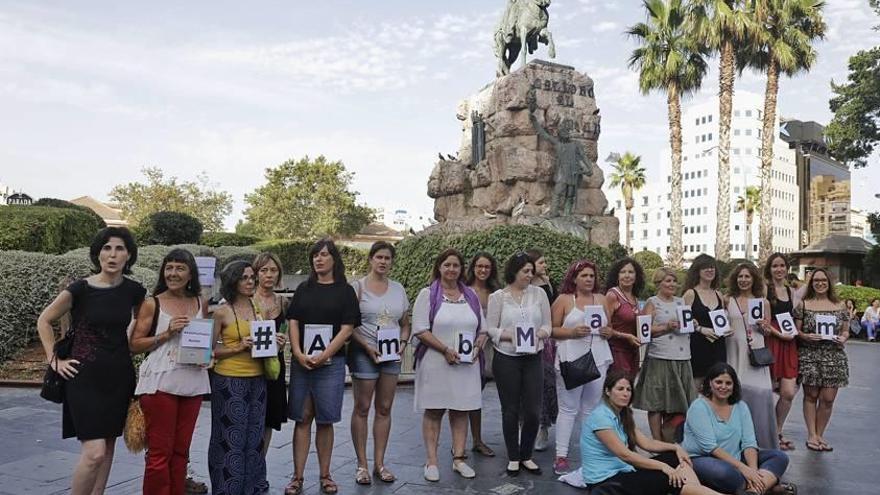 Acto de apoyo a Mae de la Concha ayer en Plaza España.