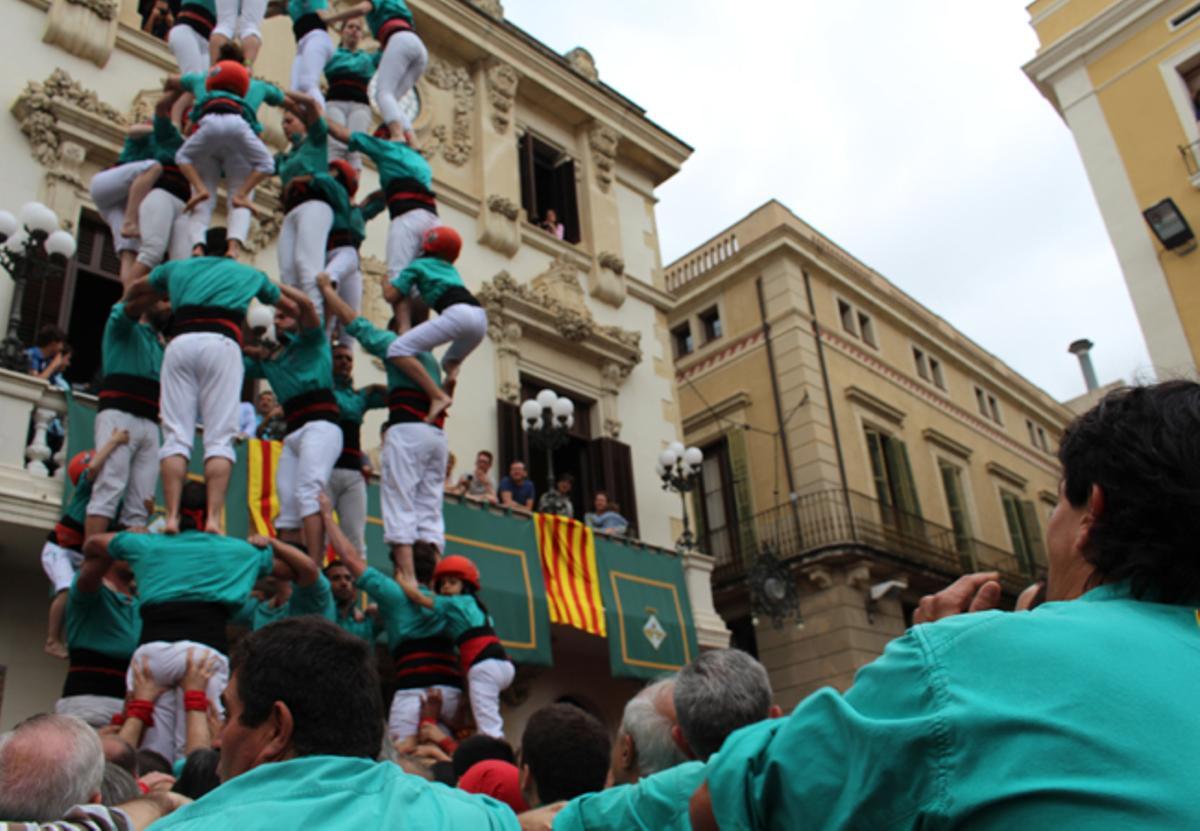 Castillo humano hecho por &quot;castellers&quot;, en Vilafranca del Penedès (Barcelona). 