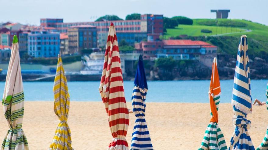 Sombrillas en la playa de San Lorenzo. | Cedida a Lne