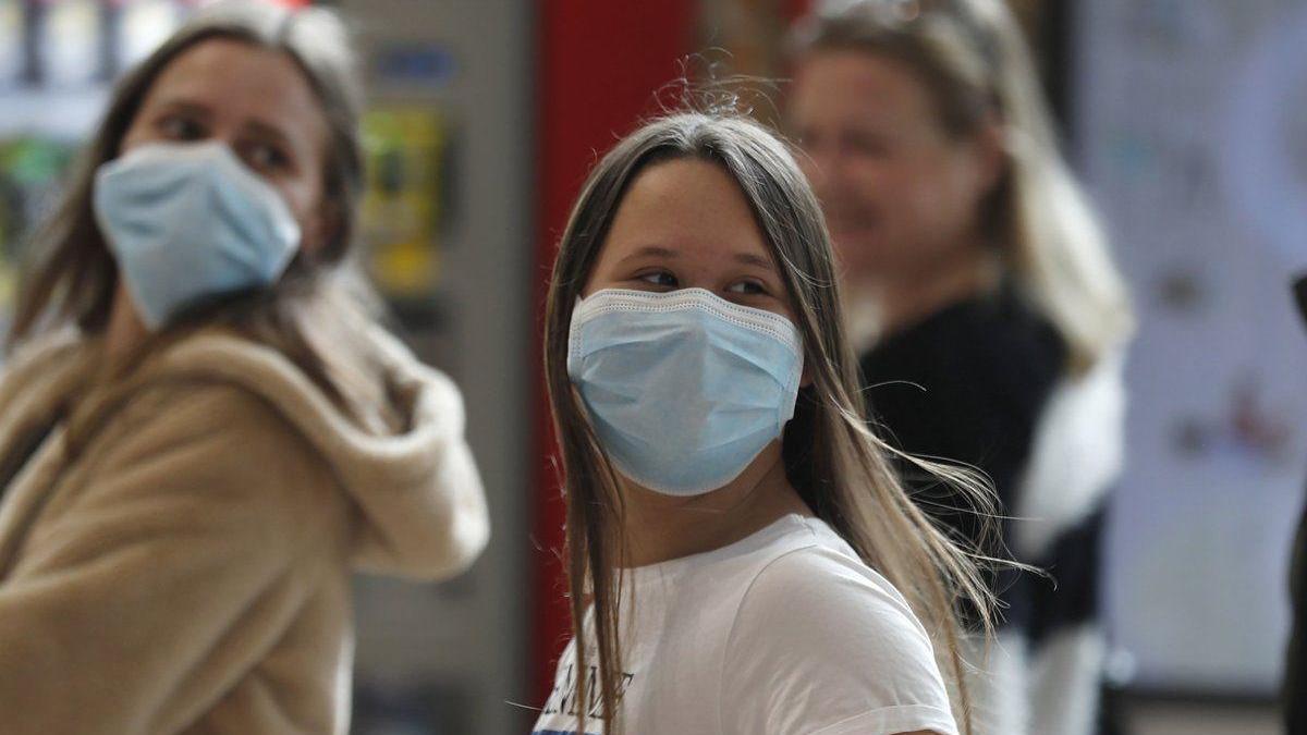 ¿Es más eficaz ponerse dos mascarillas para evitar el covid?