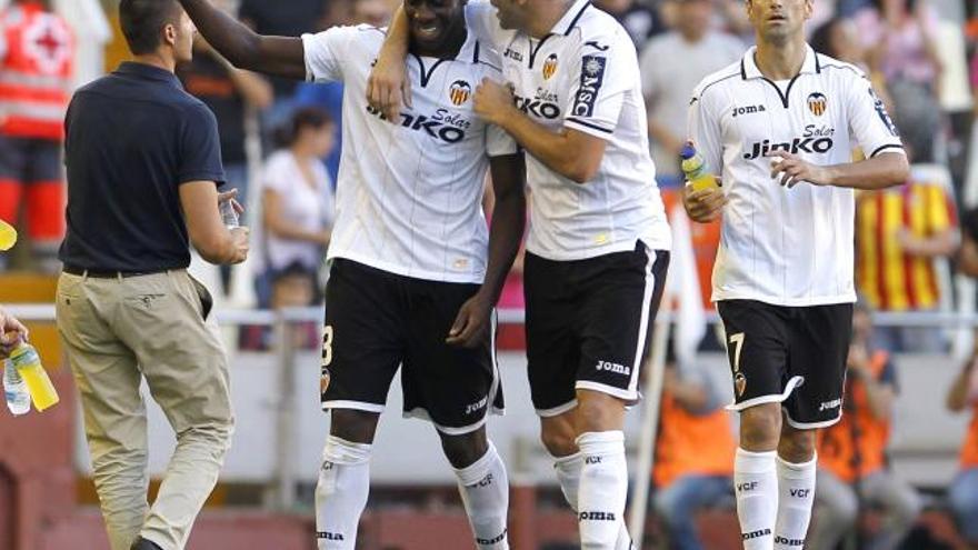 Aly Cissokho celebra con Rami el segundo gol del Valencia