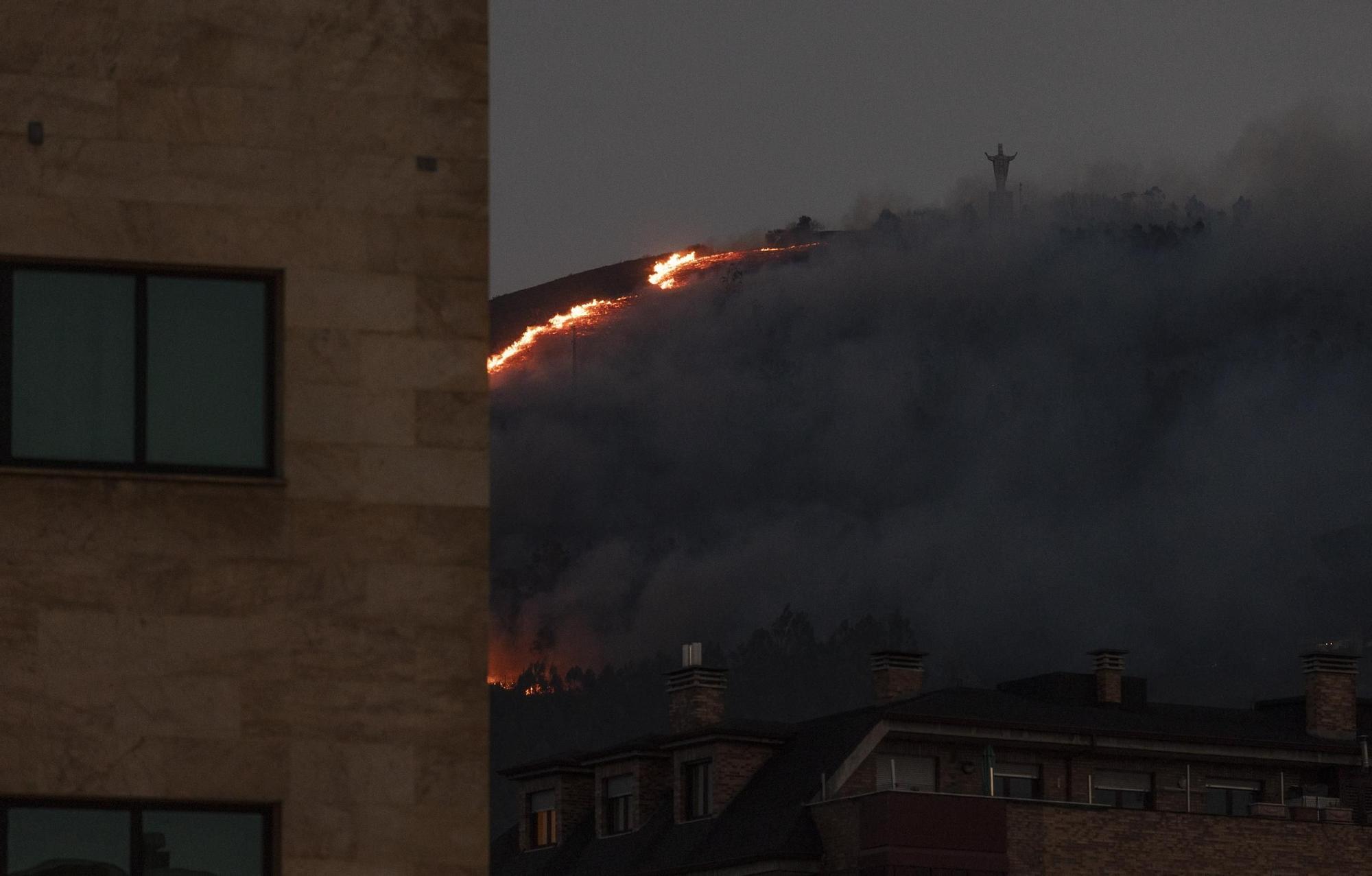 Las impresionantes imágenes del fuego en Monte Naranco