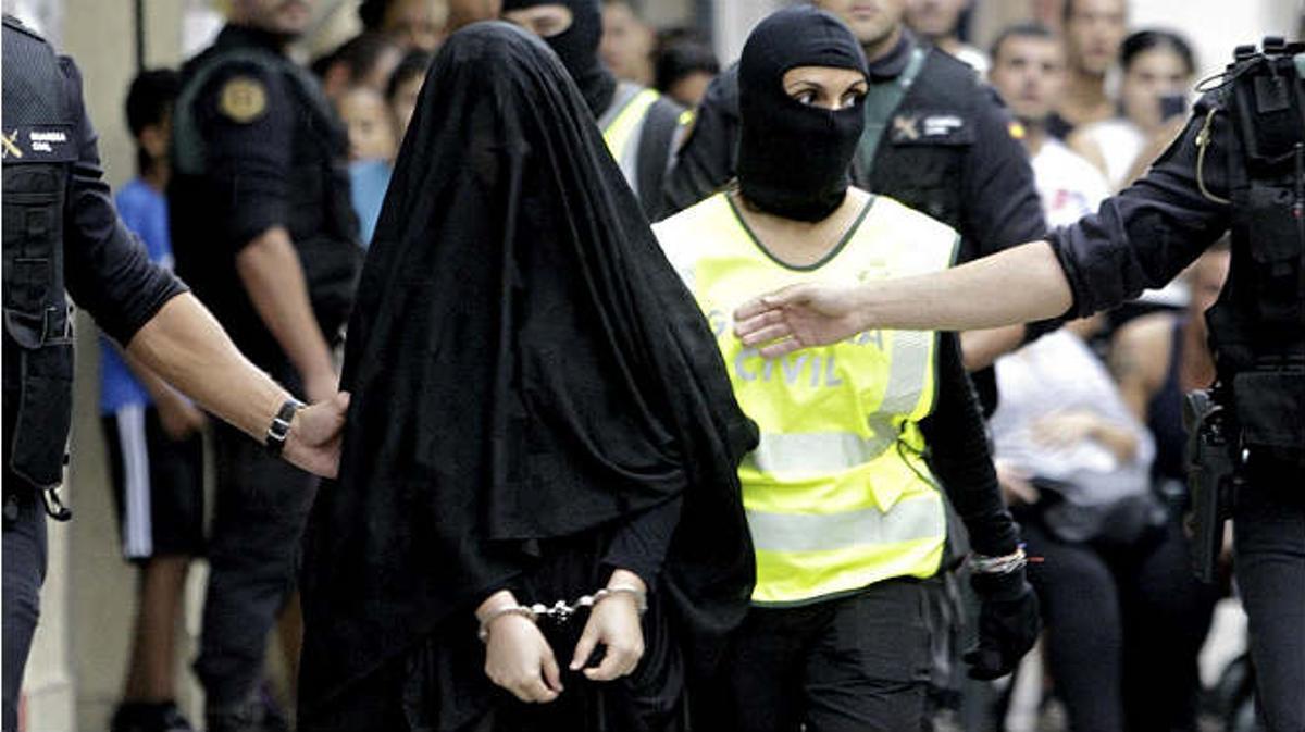 Moment de la detenció de la gihadista de 18 anys a Gandia. 