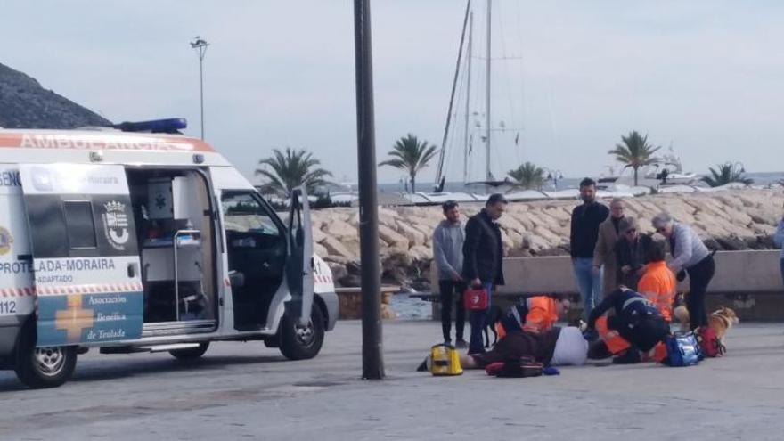 Salvan la vida a un residente de 58 años que se desplomó en Moraira y se golpeó la nuca contra el suelo