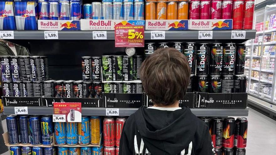 Un menor observa bebidas energéticas en un supermercado.   | // FDV