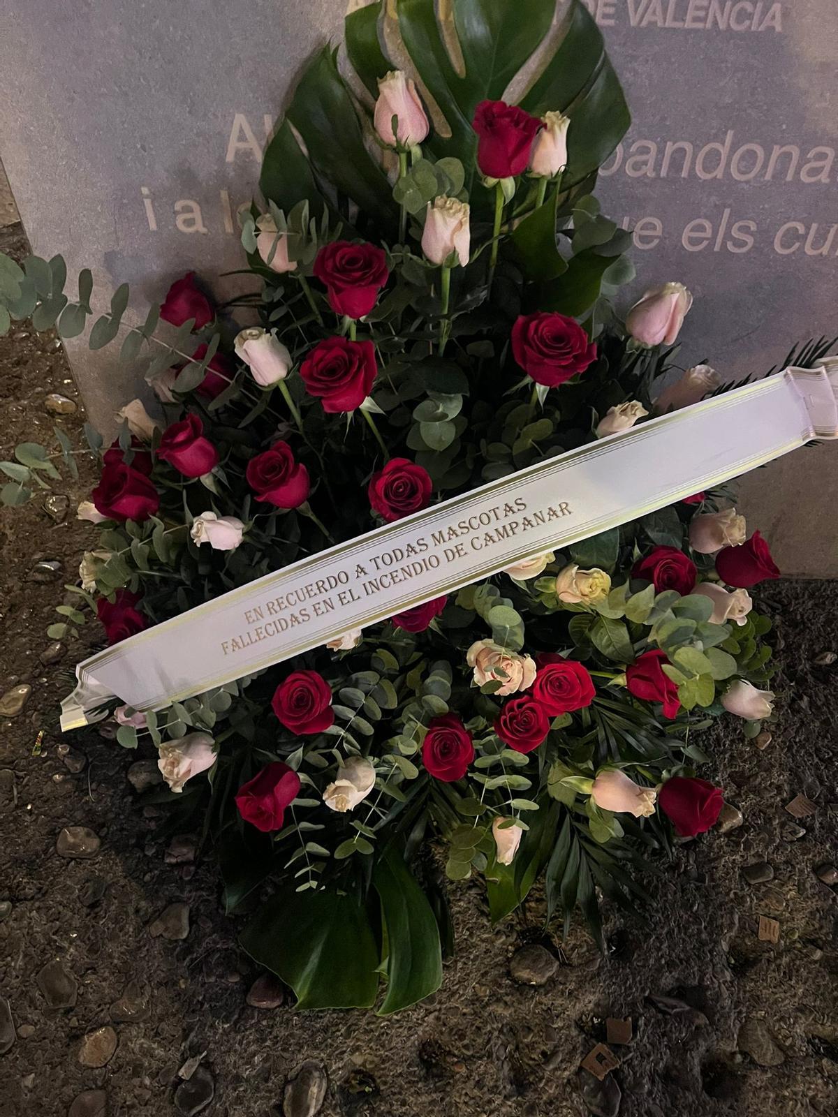 Ramo de flores depositado en recuerdo a los animales fallecidos en el incendio de Campanar.